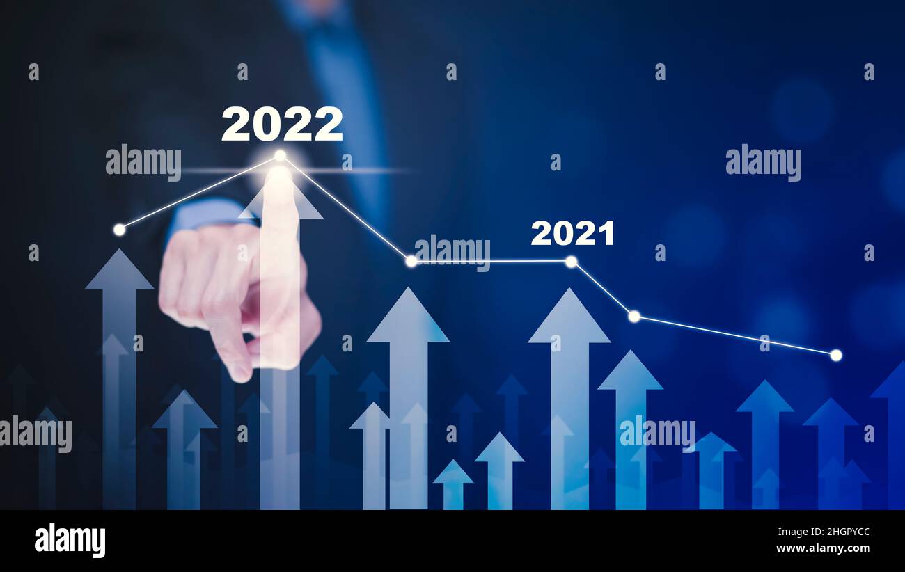 Grafico dei dati di crescita aziendale freccia con diagramma del budget 2022, freccia puntata per uomo d'affari grafico della crescita futura aziendale anno 2021-2022, sviluppo a. Foto Stock