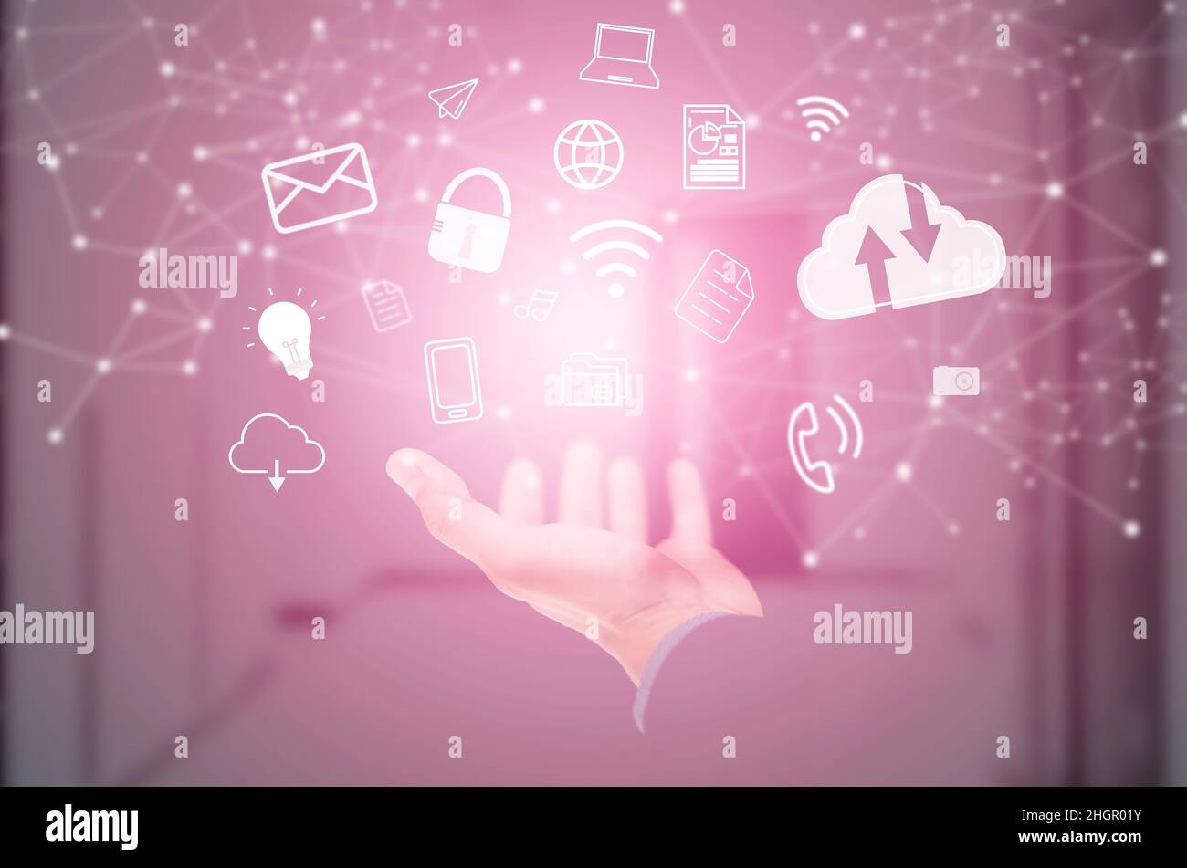 Businessman linea di collegamento icone applicazioni di comunicazione icona sullo sfondo rosa, immagine del globo sul palmo di uomo d'affari. Tecnologia multimediale Foto Stock