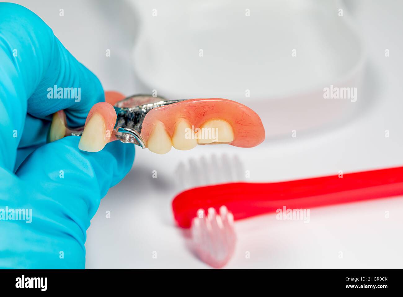 Dentiera parziale e spazzolino da denti. Pulizia dentaria, salute orale, esame dentale e pulizia dei denti concetto Foto Stock