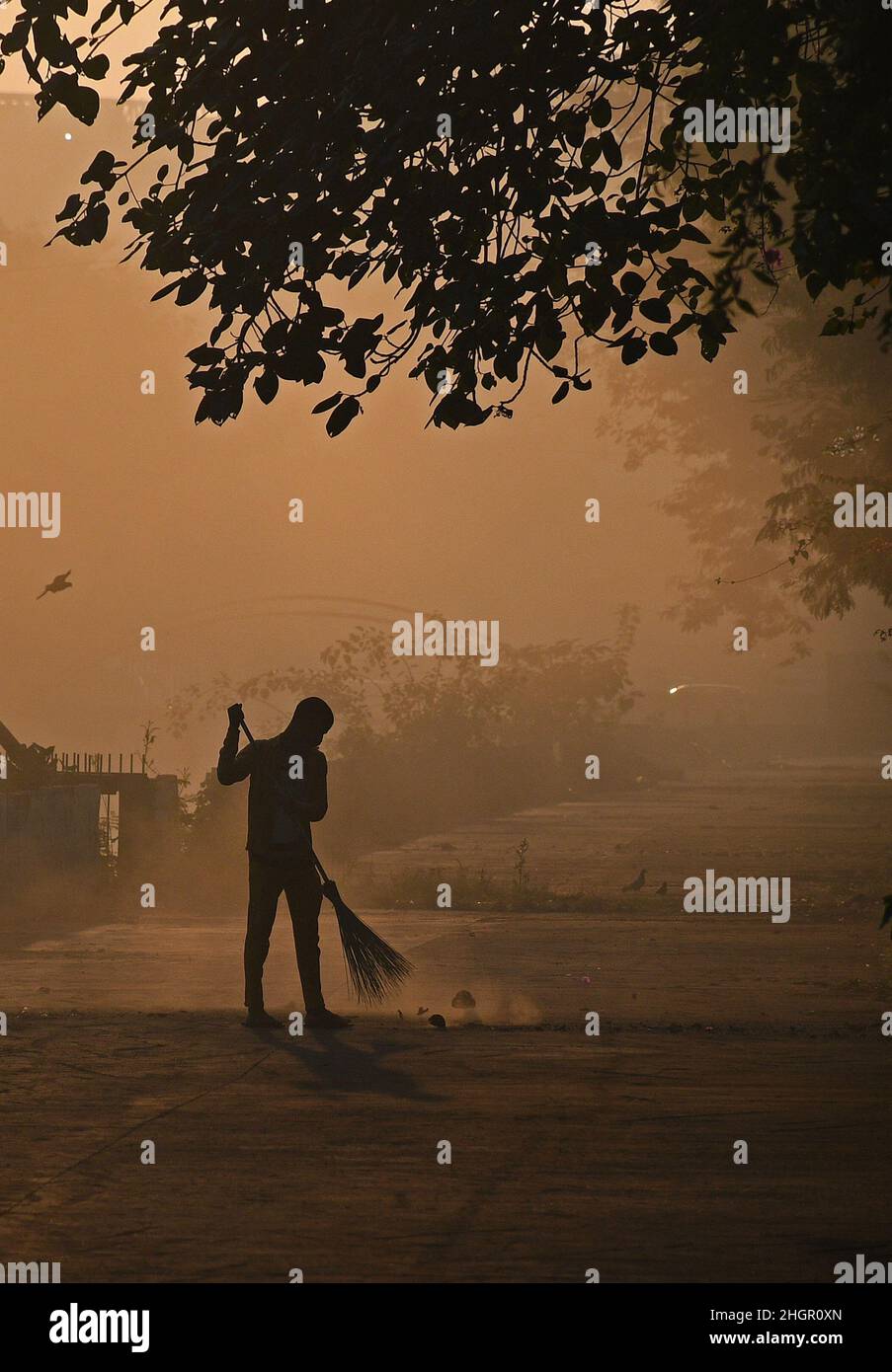 Mumbai, India. 19th Jan 2022. Una spazzatrice pulisce una strada al mattino presto a Mumbai. (Credit Image: © Ashish Vaishnav/SOPA Images via ZUMA Press Wire) Foto Stock