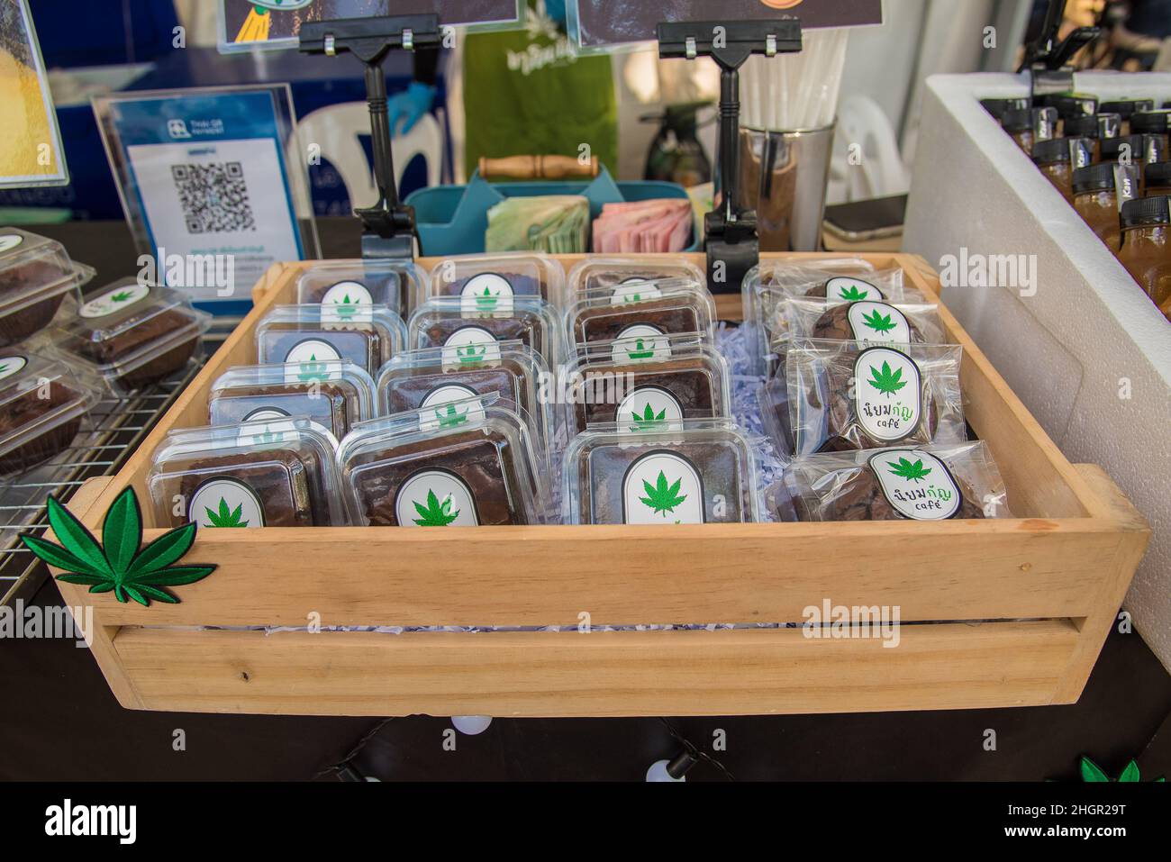 Cioccolato fondente mescolato con cannabis in vendita visto in un cestino durante la 'Fiera alimentare 'Makinkan Cannabis' al parco di 100th anni dell'Università di Chulalongkorn a Bangkok. La 'Fiera alimentare 'Makinkan Cannabis' si tiene dal 21-23 gennaio 2022 dall'autorità del turismo della Thailandia al parco di 100th anni di Chulalongkorn L'Università di Bangkok, Thailandia per promuovere il consumo di alimenti che producono cannabis dopo che il comitato di controllo della droga del Ministero della Sanità pubblica ha approvato la rimozione della cannabis dalla lista di narcotici per spianare la strada alle famiglie per crescere il c Foto Stock