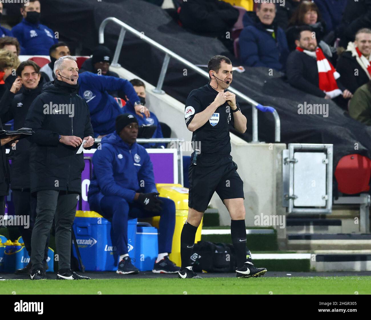 Londra, Inghilterra, 22nd gennaio 2022. L'arbitro Peter Bankes deve lasciare il campo per una pausa durante la partita della Premier League al Brentford Community Stadium di Londra. Il credito d'immagine dovrebbe essere: David Klein / Sportimage Foto Stock