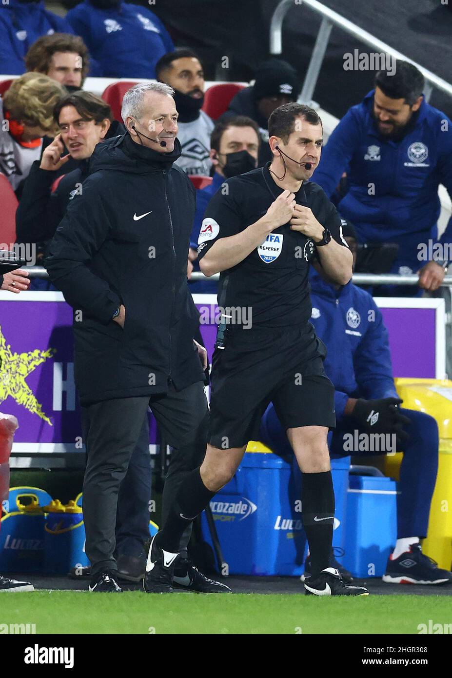 Londra, Inghilterra, 22nd gennaio 2022. L'arbitro Peter Bankes deve lasciare il campo per una pausa durante la partita della Premier League al Brentford Community Stadium di Londra. Il credito d'immagine dovrebbe essere: David Klein / Sportimage Foto Stock