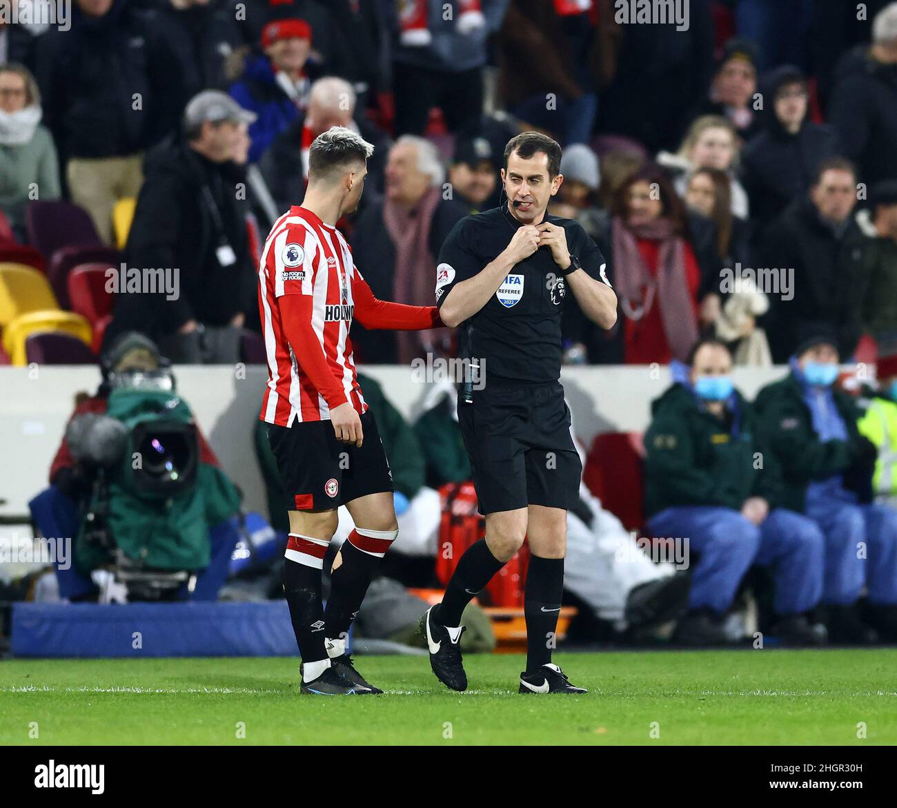 Londra, Inghilterra, 22nd gennaio 2022. L'arbitro Peter Bankes deve lasciare il campo per una pausa durante la partita della Premier League al Brentford Community Stadium di Londra. Il credito d'immagine dovrebbe essere: David Klein / Sportimage Foto Stock