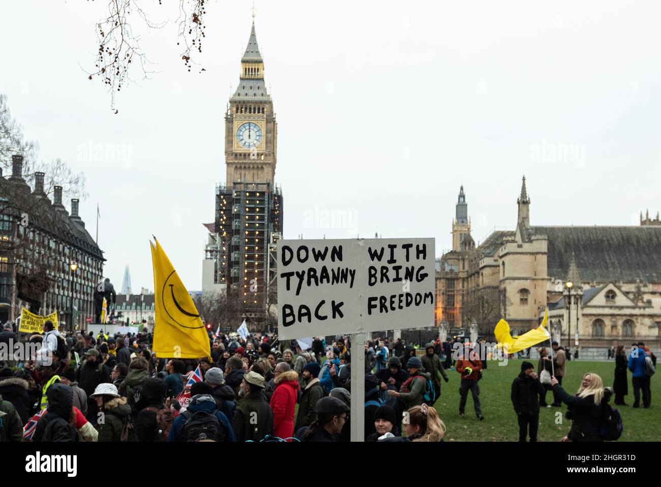 Londra, Regno Unito. 22 gennaio 2022. Manifestanti in Piazza del Parlamento durante una dimostrazione anti-vax cui hanno partecipato i lavoratori NHS. Il governo del Regno Unito ha reso illegittimo il dispiegamento di un lavoratore non vaccinato in un ruolo di operatore sanitario faccia a faccia a partire dal 1st aprile 2022. Nell'NHS, queste nuove regole sono comunemente definite come vaccinazione come condizione di dispiegamento (VCOD) e coloro che non si conformano devono affrontare la perdita del lavoro. Credit: Stephen Chung / Alamy Live News Foto Stock