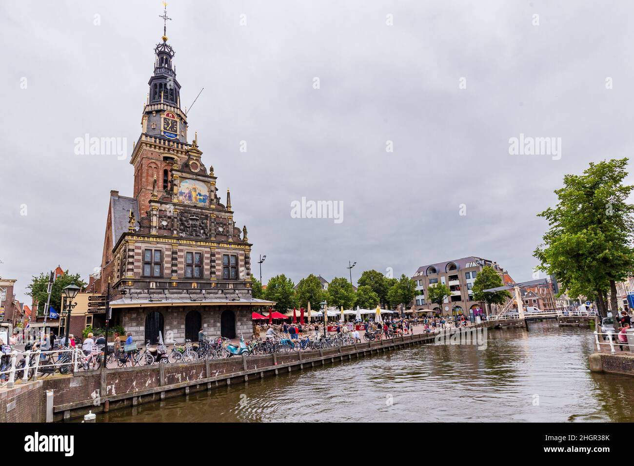 Alkmaar, Paesi Bassi - 23 luglio 2021: Paesaggio urbano di Alkmaar con Waagplein e edificio De Waag con il museo del formaggio ad Alkmaar, Paesi Bassi Foto Stock
