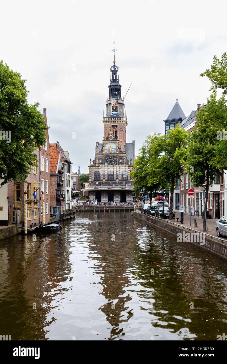 Alkmaar, Paesi Bassi - 23 luglio 2021: Paesaggio urbano di Alkmaar con Waagplein e edificio De Waag con il museo del formaggio ad Alkmaar, Paesi Bassi Foto Stock