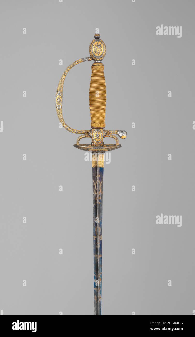 Smallsword 1780 Francese all'inizio del XVII secolo, la rapa, una lunga spada slanciata e spintosa, cominciò a dominare come arma di scelta del Signore. Nel corso del secolo, tuttavia, man mano che le tecniche di recinzione civile divennero più specializzate e raffinate, la pinza si sviluppò in un'arma più leggera e rifinita, conosciuta da circa il 1700 come spada piccola. Le Smallspade, spesso riccamente decorate, sono rimaste parte integrante del guardaroba di un Signore fino a quando l’indosso delle spade in ambienti civili non è andato di moda alla fine del XVIII secolo, quando le pistole stavano sostituendo la falda Foto Stock