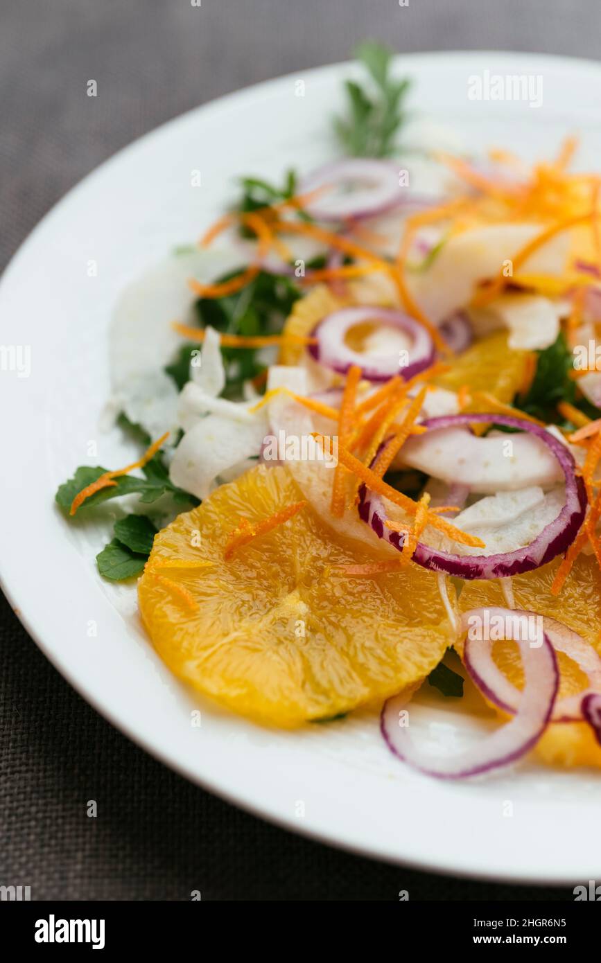Finocchio fatto in casa, insalata arancione con rucola Foto Stock