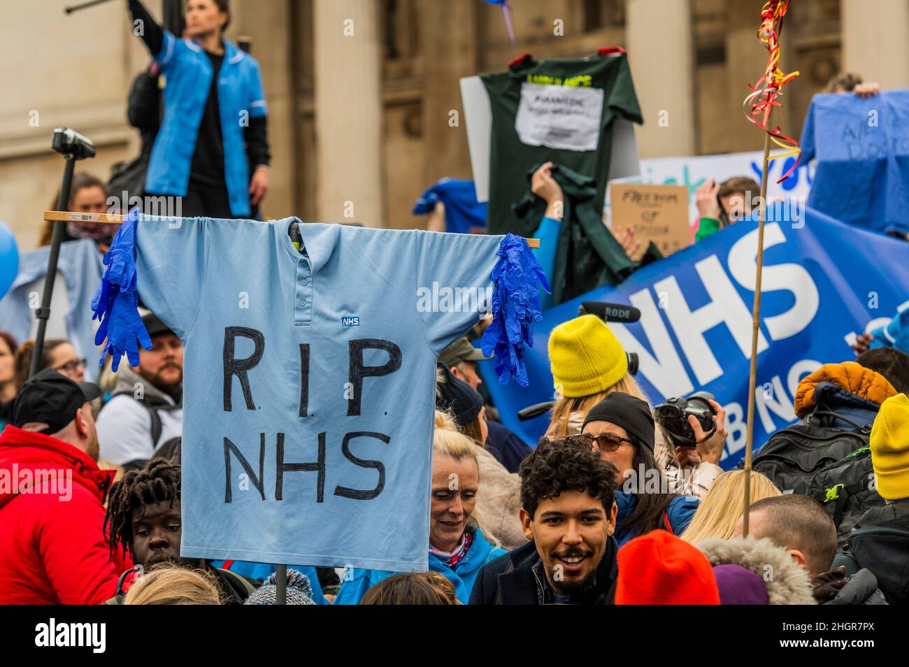 Londra, Regno Unito. 22nd Jan 2022. NHS 100k lasciare i loro scrub in piazza Trafalgar come protesta contro i vaccini obbligatori - marzo per la libertà - una vaccinazione anti, anti blocco, protesta della libertà a partire dalla BBC a Portland Place. La gente si chiede se l'intera pandemia di covide sia una bufala e crede che le loro libertà siano fortemente frenate. Sono anche contrari, ai passaporti dei vaccini, alla vaccinazione obbligatoria dei bambini, agli adulti e a molte altre teorie di cospirazione. Credit: Guy Bell/Alamy Live News Foto Stock