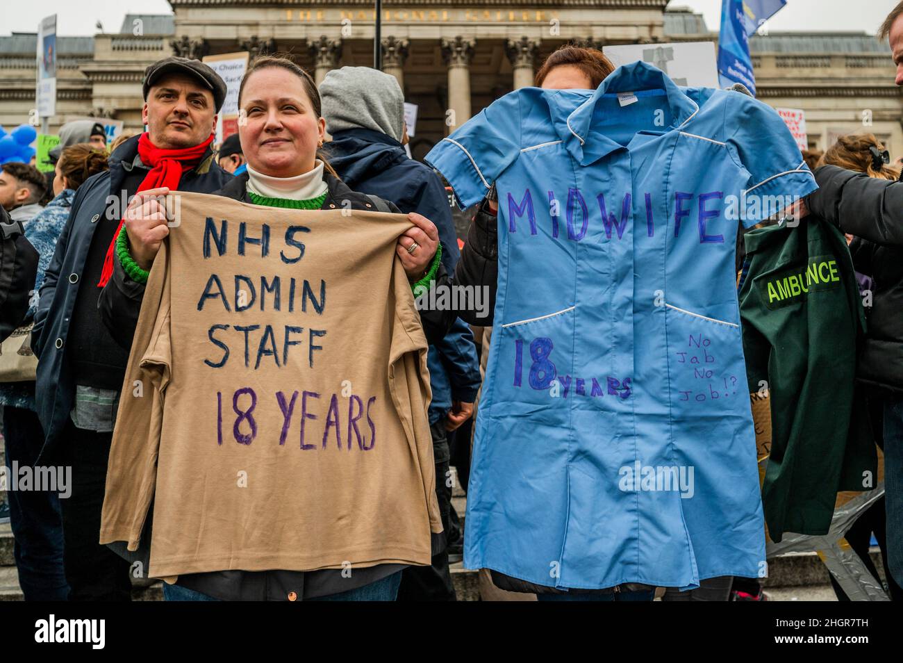 Londra, Regno Unito. 22nd Jan 2022. NHS 100k lasciare i loro scrub in piazza Trafalgar come protesta contro i vaccini obbligatori - marzo per la libertà - una vaccinazione anti, anti blocco, protesta della libertà a partire dalla BBC a Portland Place. La gente si chiede se l'intera pandemia di covide sia una bufala e crede che le loro libertà siano fortemente frenate. Sono anche contrari, ai passaporti dei vaccini, alla vaccinazione obbligatoria dei bambini, agli adulti e a molte altre teorie di cospirazione. Credit: Guy Bell/Alamy Live News Foto Stock