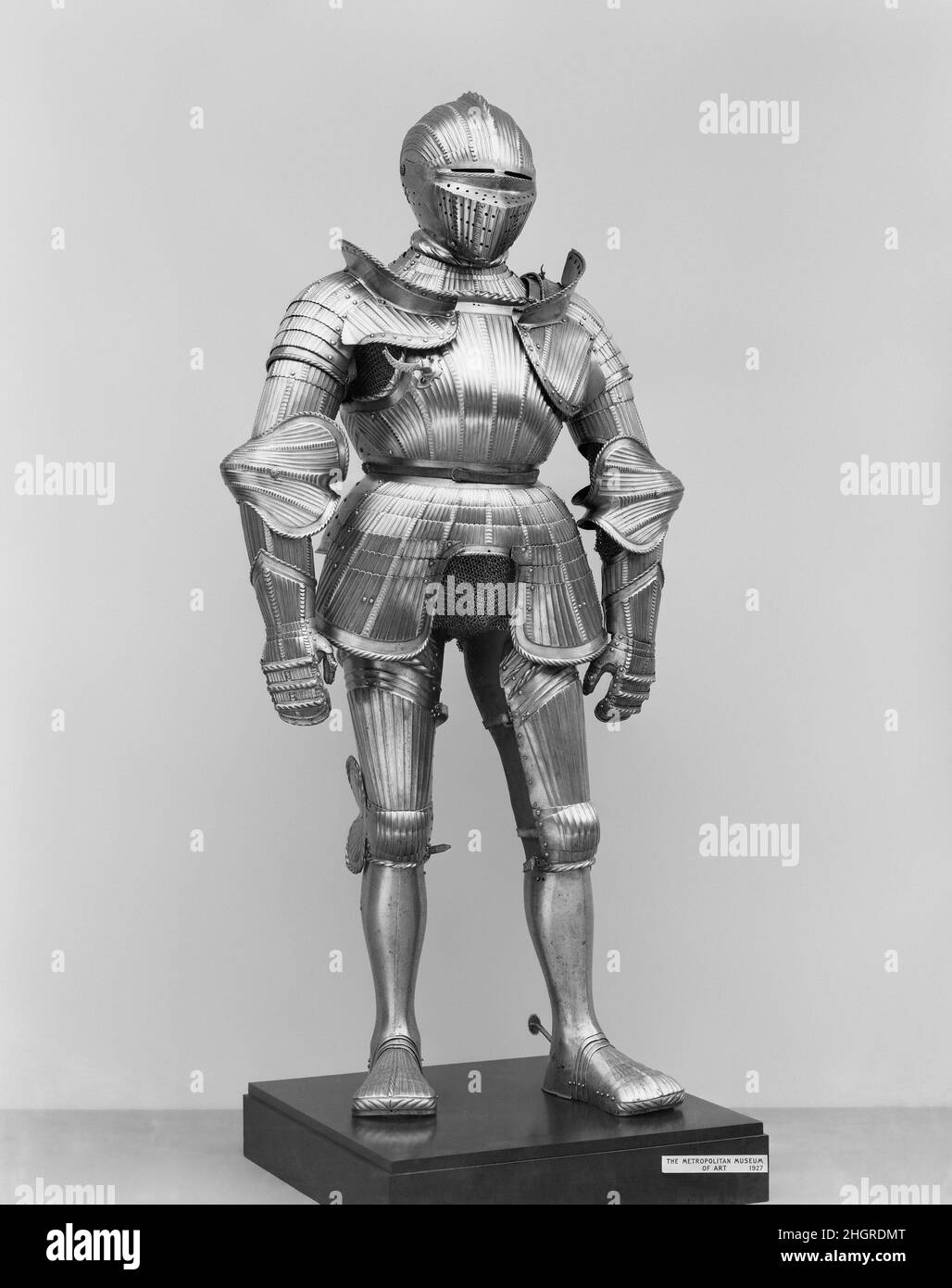 Armatura ca. 1535 Tedesco, forse Brunswick questo è un bell'esempio tardivo di un'armatura flutita, fatta poco prima che lo stile uscì di moda. Si distingue per le sue proporzioni insolitamente grandi e l'altezza impressionante. Le bande di squame e il caratteristico roping del bordo inferiore del casco associato (conf. n. 38.128.1) e il bordo superiore del pettorale sono caratteristiche che si trovano frequentemente su armature della Germania settentrionale (possibilmente Brunswick), una regione generalmente non nota per produrre armature fluite. Le difese delle gambe sono dello stesso periodo ma originariamente non appartenevano al resto dell'orecchio Foto Stock