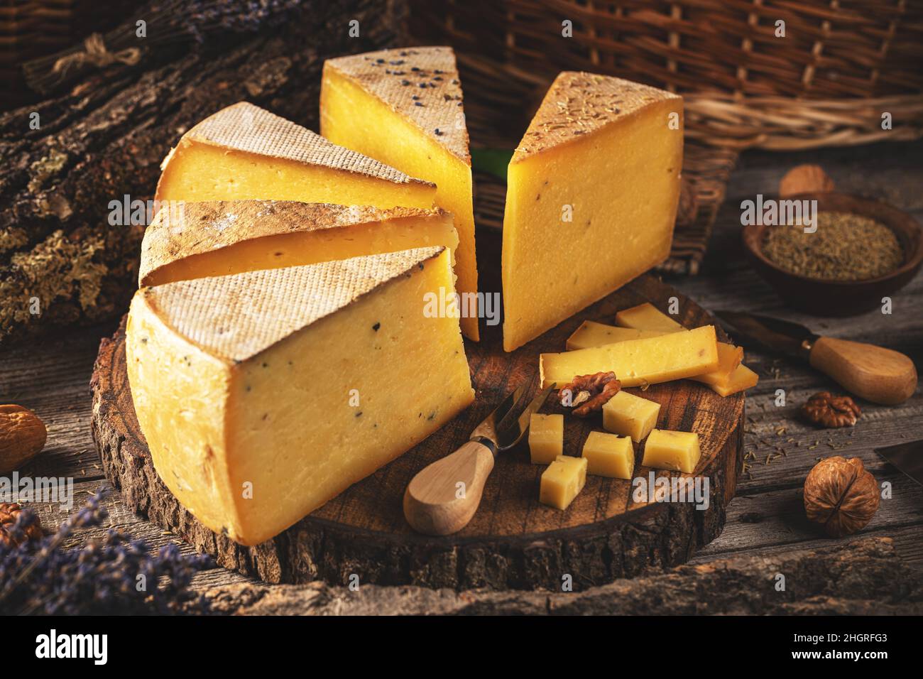 Ancora vita di vari tipi di formaggio stagionato semi duro su sfondo di legno Foto Stock