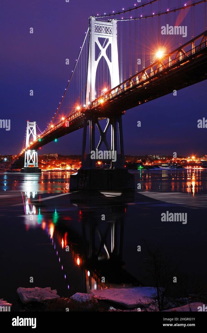 Il Mid Hudson Bridge si riflette in un fiume Icy Hudson Foto Stock