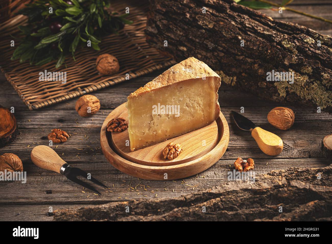 Formaggio stagionato semi duro fatto a mano su sfondo di legno, concetto di formaggio Foto Stock