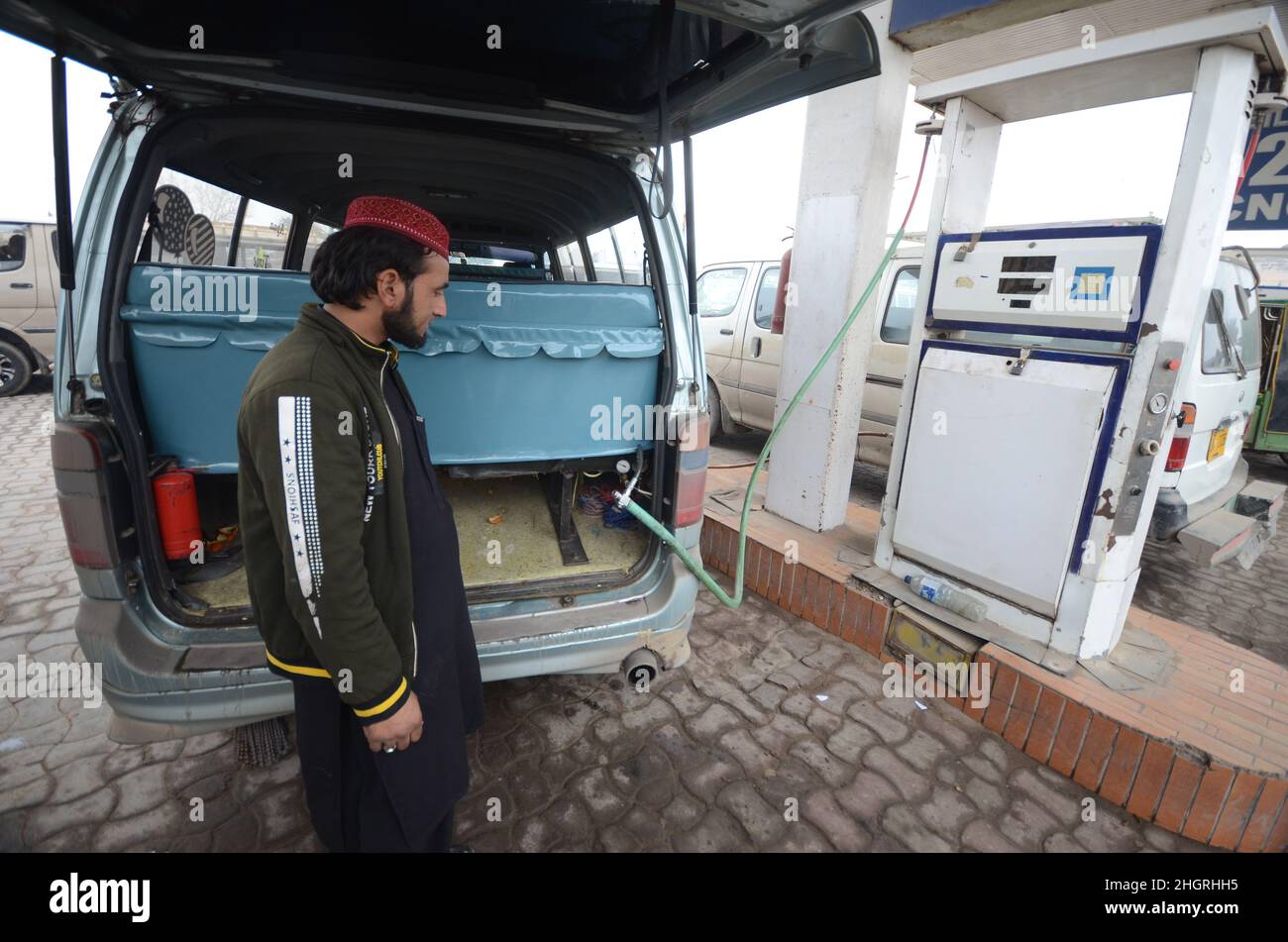 Peshawar, Pakistan. 19th Jan 2022. Un gran numero di veicoli sono in coda per riempire i serbatoi CNG come la stazione CNG chiusura in tutta la provincia, a causa di arresto della fornitura di gas alle stazioni CNG nella città di Peshawar, Pakistan, il 19 gennaio 2022. (Foto di Hussain Ali/Pacific Press/Sipa USA) Credit: Sipa USA/Alamy Live News Foto Stock