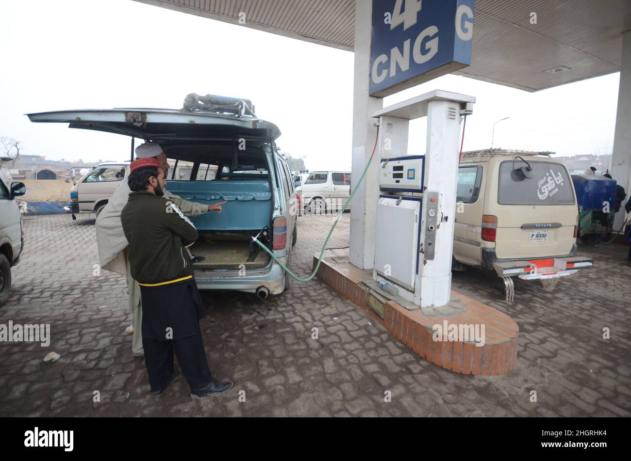 Peshawar, Pakistan. 19th Jan 2022. Un gran numero di veicoli sono in coda per riempire i serbatoi CNG come la stazione CNG chiusura in tutta la provincia, a causa di arresto della fornitura di gas alle stazioni CNG nella città di Peshawar, Pakistan, il 19 gennaio 2022. (Foto di Hussain Ali/Pacific Press/Sipa USA) Credit: Sipa USA/Alamy Live News Foto Stock