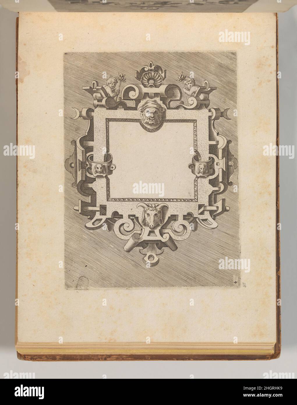 Targhe ed altri oggetti inventioni (cartopes e altri ornamenti di invenzione varia e capricciosa, pag. 33) 1773 dopo Georges Reverdy Page da un album con 54 stampe, 40 delle quali provengono da una serie pubblicata da Carlo Losi a Roma nel 1773. Per qualche ragione spesso trascurata, queste stampe riproducono in realtà disegni del XVI secolo attribuiti all'enigmatico artista francese Georges Reverdy e al più noto artista olandese Jacob Floris. Tutte le copie sono invertiti. In alcuni casi vengono combinati con gli originali di questo album. Diverse pagine dell'album sono vuote, Foto Stock