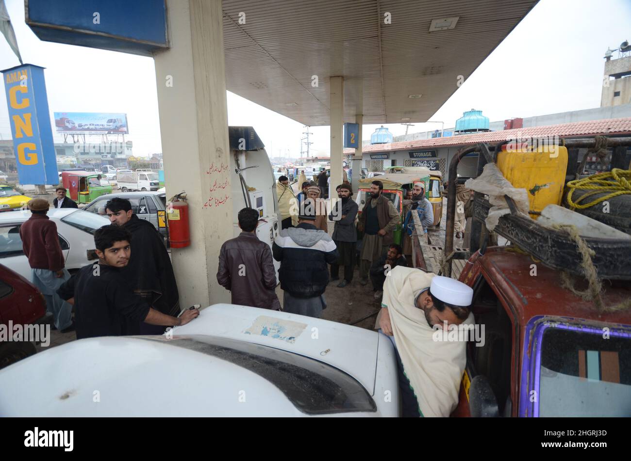 Peshawar, Pakistan. 19th Jan 2022. Un gran numero di veicoli sono in coda per riempire i serbatoi CNG come la stazione CNG chiusura in tutta la provincia, a causa di arresto della fornitura di gas alle stazioni CNG nella città di Peshawar, Pakistan, il 19 gennaio 2022. (Foto di Hussain Ali/Pacific Press/Sipa USA) Credit: Sipa USA/Alamy Live News Foto Stock