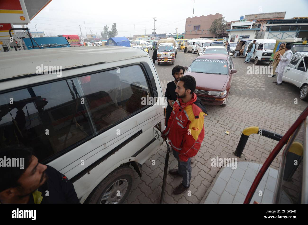 Peshawar, Pakistan. 19th Jan 2022. Un gran numero di veicoli sono in coda per riempire i serbatoi CNG come la stazione CNG chiusura in tutta la provincia, a causa di arresto della fornitura di gas alle stazioni CNG nella città di Peshawar, Pakistan, il 19 gennaio 2022. (Foto di Hussain Ali/Pacific Press/Sipa USA) Credit: Sipa USA/Alamy Live News Foto Stock
