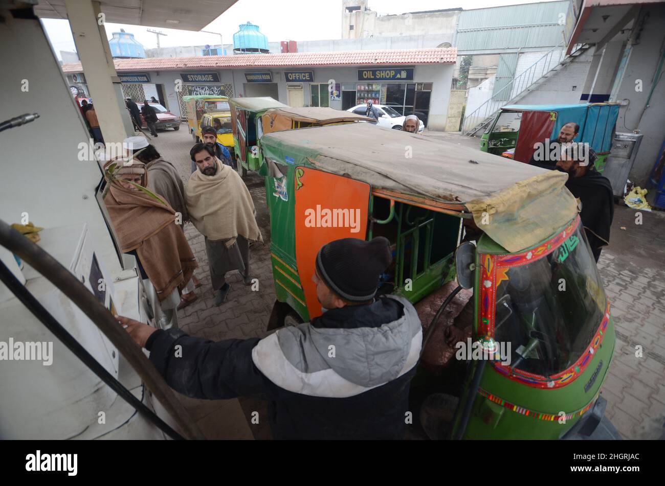 Peshawar, Pakistan. 19th Jan 2022. Un gran numero di veicoli sono in coda per riempire i serbatoi CNG come la stazione CNG chiusura in tutta la provincia, a causa di arresto della fornitura di gas alle stazioni CNG nella città di Peshawar, Pakistan, il 19 gennaio 2022. (Foto di Hussain Ali/Pacific Press/Sipa USA) Credit: Sipa USA/Alamy Live News Foto Stock