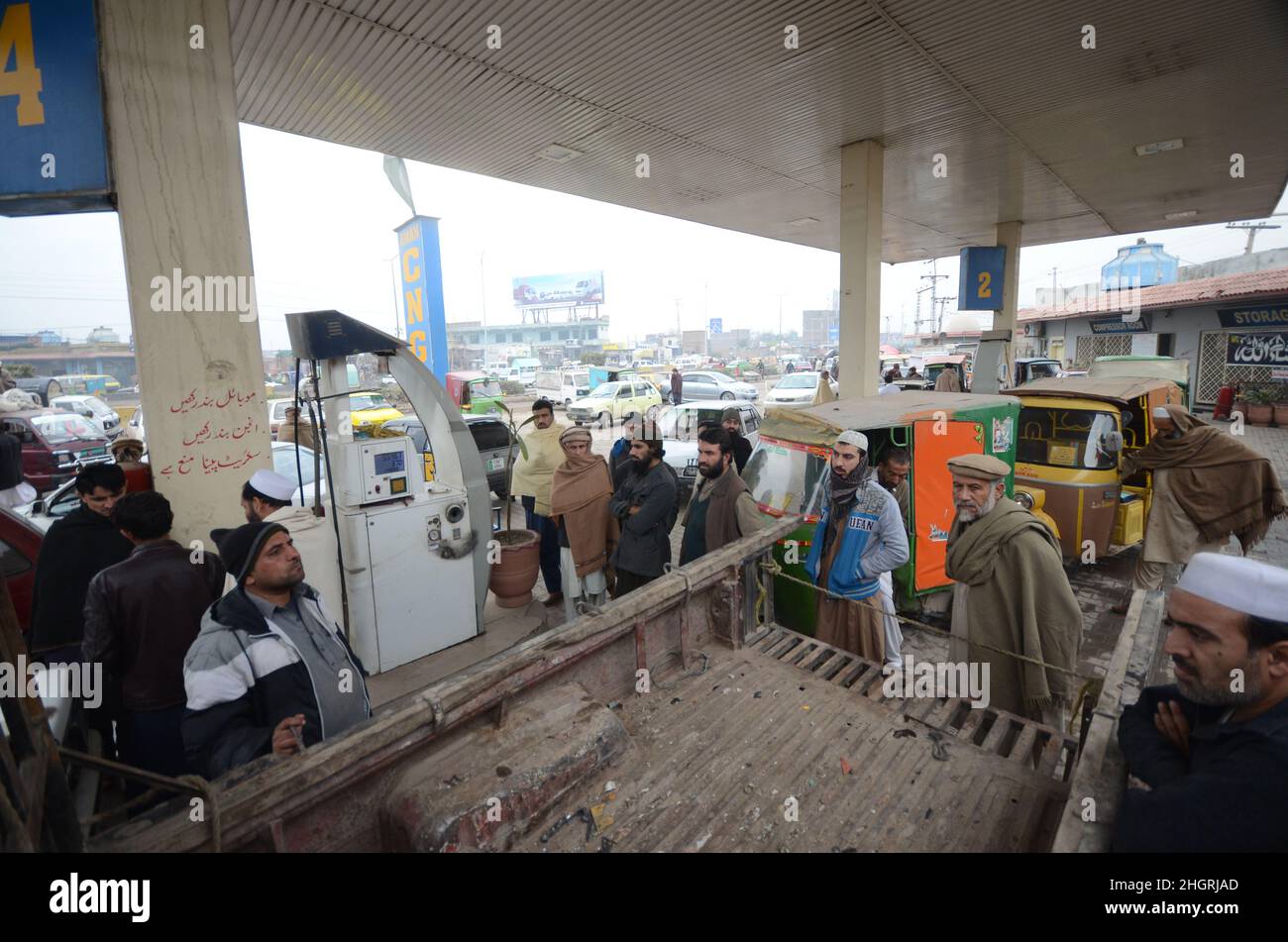 Peshawar, Pakistan. 19th Jan 2022. Un gran numero di veicoli sono in coda per riempire i serbatoi CNG come la stazione CNG chiusura in tutta la provincia, a causa di arresto della fornitura di gas alle stazioni CNG nella città di Peshawar, Pakistan, il 19 gennaio 2022. (Foto di Hussain Ali/Pacific Press/Sipa USA) Credit: Sipa USA/Alamy Live News Foto Stock