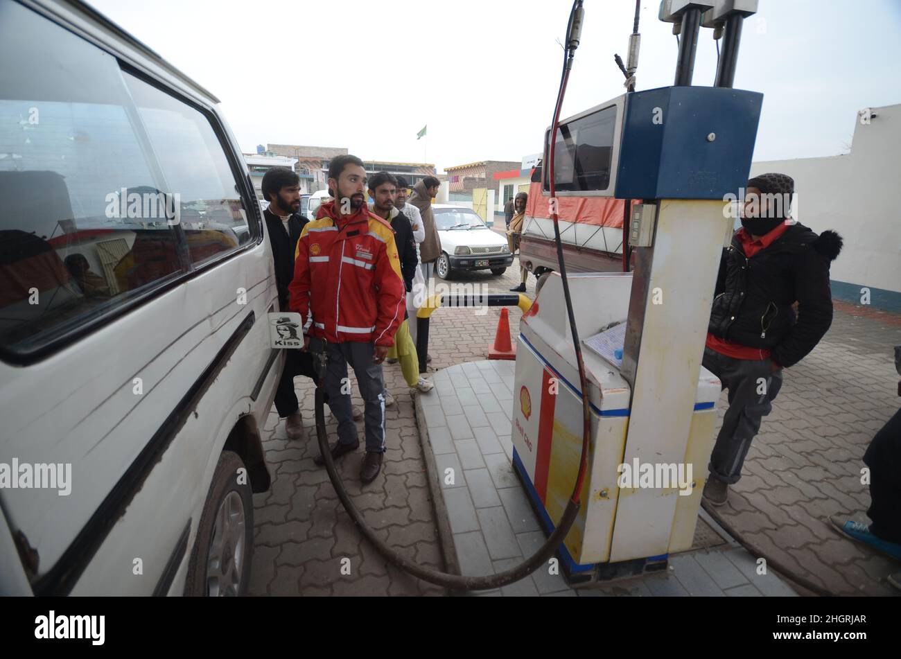 Peshawar, Pakistan. 19th Jan 2022. Un gran numero di veicoli sono in coda per riempire i serbatoi CNG come la stazione CNG chiusura in tutta la provincia, a causa di arresto della fornitura di gas alle stazioni CNG nella città di Peshawar, Pakistan, il 19 gennaio 2022. (Foto di Hussain Ali/Pacific Press/Sipa USA) Credit: Sipa USA/Alamy Live News Foto Stock