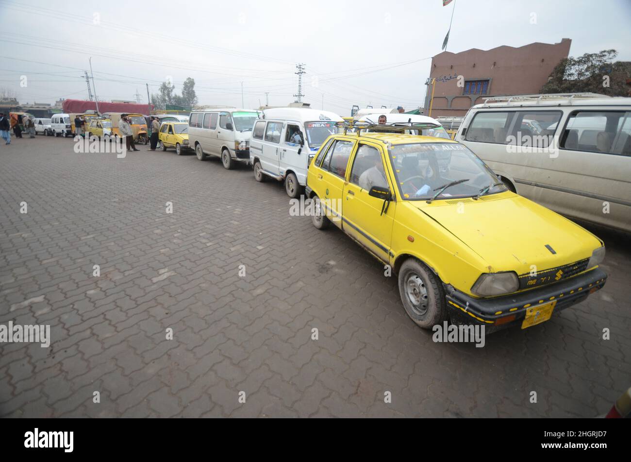 Peshawar, Pakistan. 19th Jan 2022. Un gran numero di veicoli sono in coda per riempire i serbatoi CNG come la stazione CNG chiusura in tutta la provincia, a causa di arresto della fornitura di gas alle stazioni CNG nella città di Peshawar, Pakistan, il 19 gennaio 2022. (Foto di Hussain Ali/Pacific Press/Sipa USA) Credit: Sipa USA/Alamy Live News Foto Stock