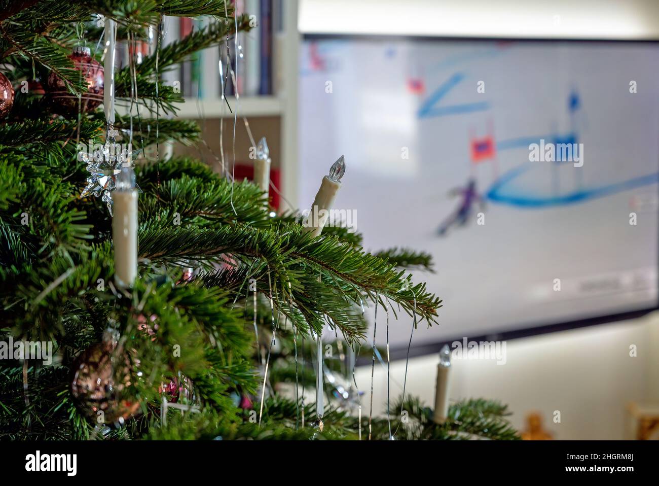 ramoscelli di una xmastree con candele elettriche per uno schermo tv con una gara di sci Foto Stock
