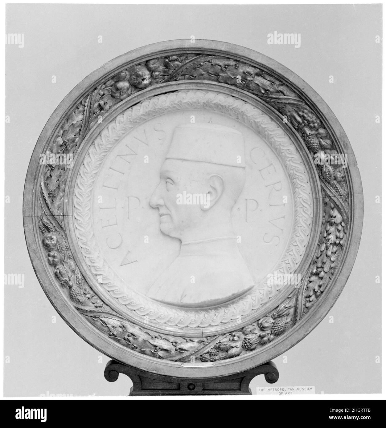 Accellino di Meliaduce Salvago (ca. 1420–prima del 1506) alla fine del 15th secolo Antonio Tamagnini Salvago era un diplomatico genovese. Il suo busto ritratto in tondo, anche di Tamagnini, è nelle Staatliche Museen, Berlino. Accellino di Meliaduce Salvago (ca. 1420–prima del 1506). Antonio Tamagnini (italiano, attivo ca. 1491–1504). Italiano, Genova. Fine 15th secolo. Marmo. Scultura Foto Stock