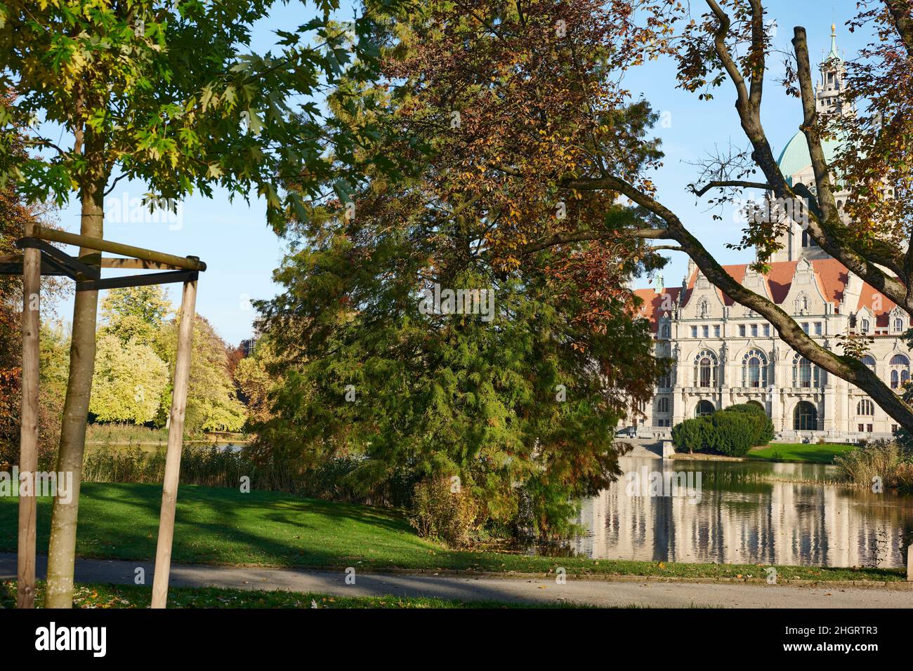 La vista sul nuovo municipio di Hannover con un piccolo laghetto Foto Stock