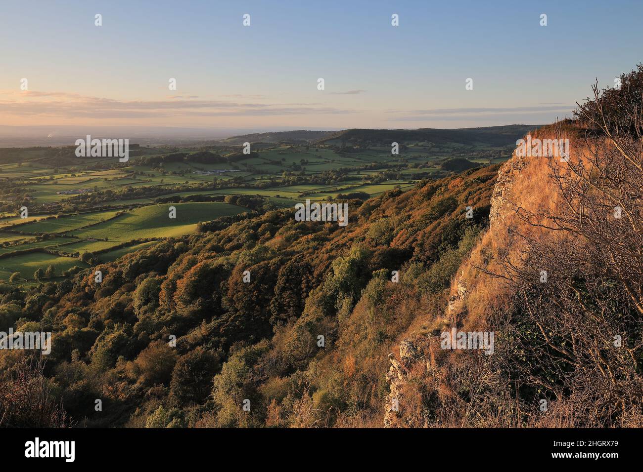 La vista mozzafiato da Sutton Bank, nell'area di Hambleton Hills del North York Moors National Park, con vedute lontane della vale di York. Foto Stock