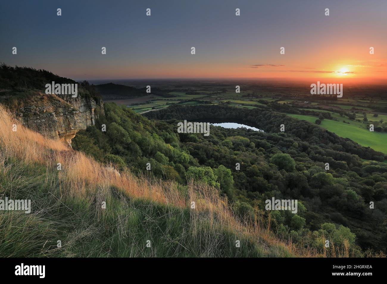 La vista mozzafiato da Sutton Bank, nell'area di Hambleton Hills del North York Moors National Park, con vedute lontane della vale di York. Foto Stock