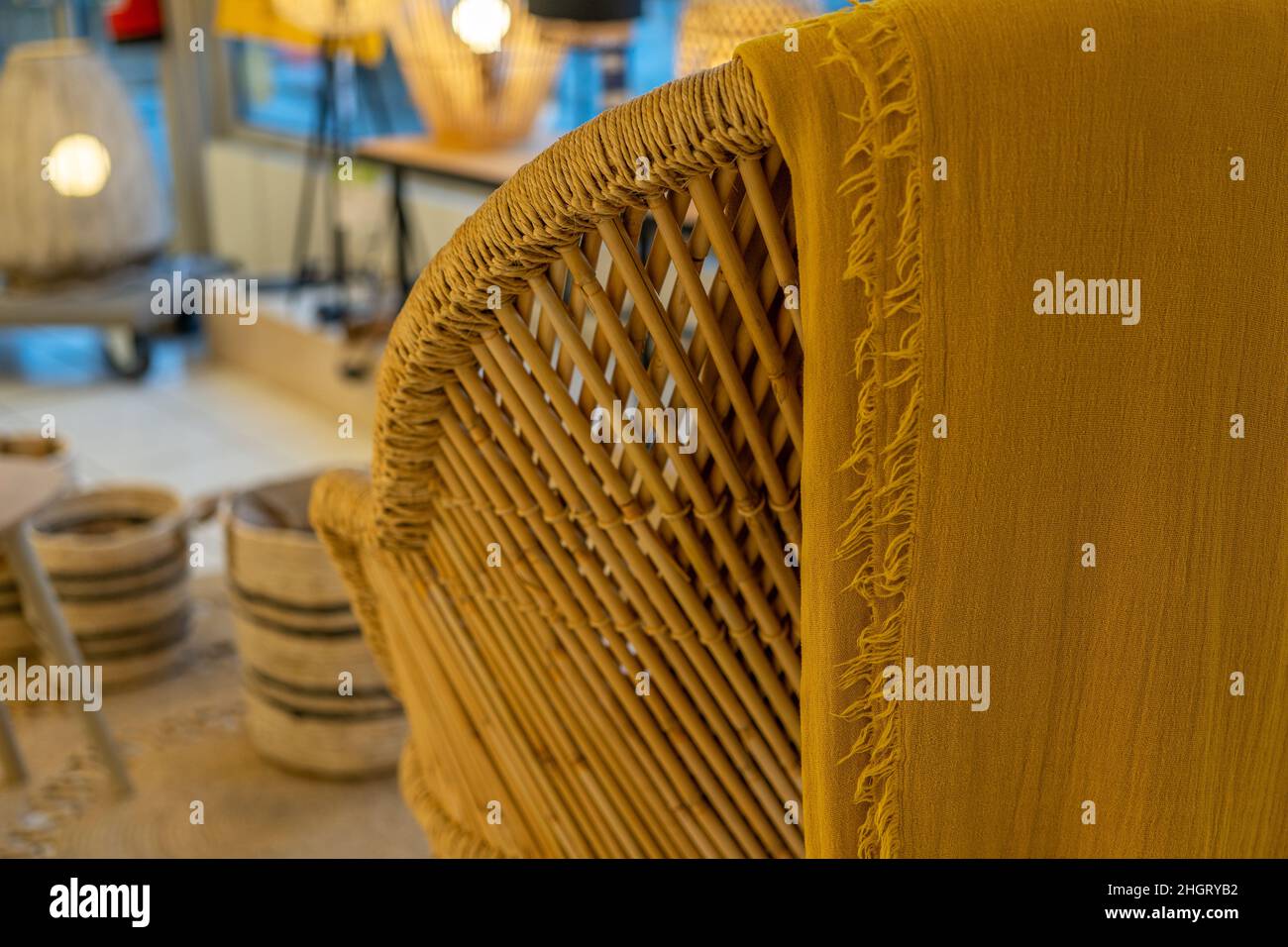 Sedie in vimini fatte a mano sul negozio, texture di lusso in bambù. Foto di alta qualità Foto Stock
