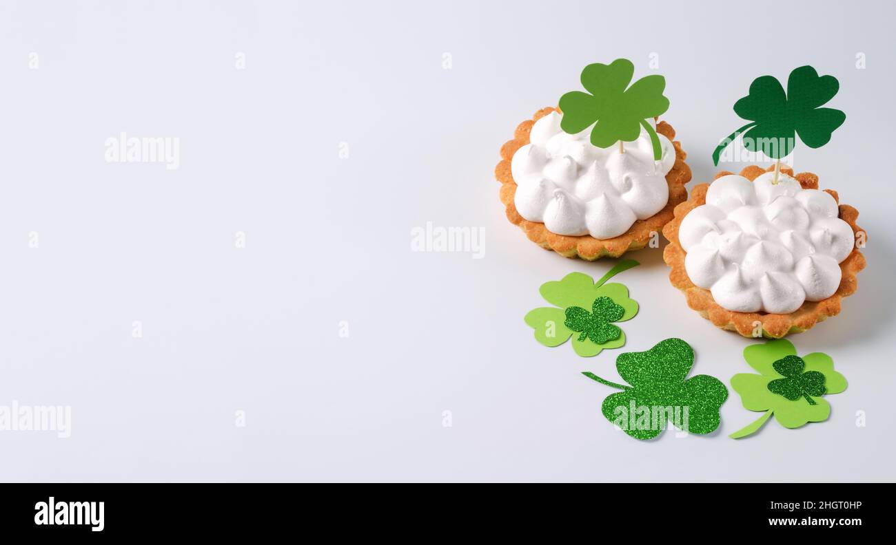 Il concetto di San Patrizio. Dessert di carta con crema su sfondo bianco Foto Stock