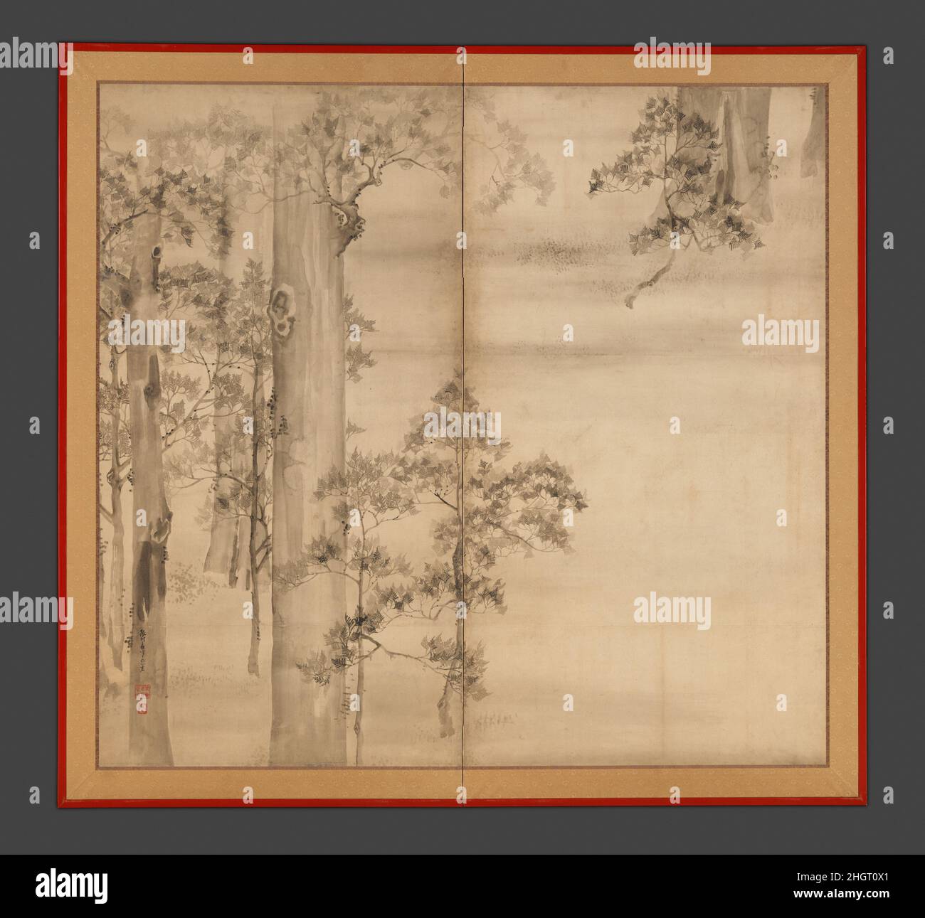Cipressi metà 19th secolo Ikeda Koson in questo drammatico primo piano di un singolo elemento paesaggistico, Ikeda Koson rende un momento senza tempo in un boschetto di cipressi hinoki. Egli raffigura un'atmosfera di spazio nebuloso e di luce che si sposta con abilità variando i toni d'inchiostro dal nero al grigio nelle foglie di branchlet simili alla fronte. La consistenza e la forma risultano dall'applicazione di inchiostro umido su lavaggi pallidi sui tronchi d'albero. Koson, un allievo del revivalista Rinpa Sakai H?itsu (1761–1828), ha portato una nuova vitalità ai temi standard nel repertorio di Rinpa attraverso la sua virtuosa spazzoleria e la capacità di trasmettere la natura Foto Stock