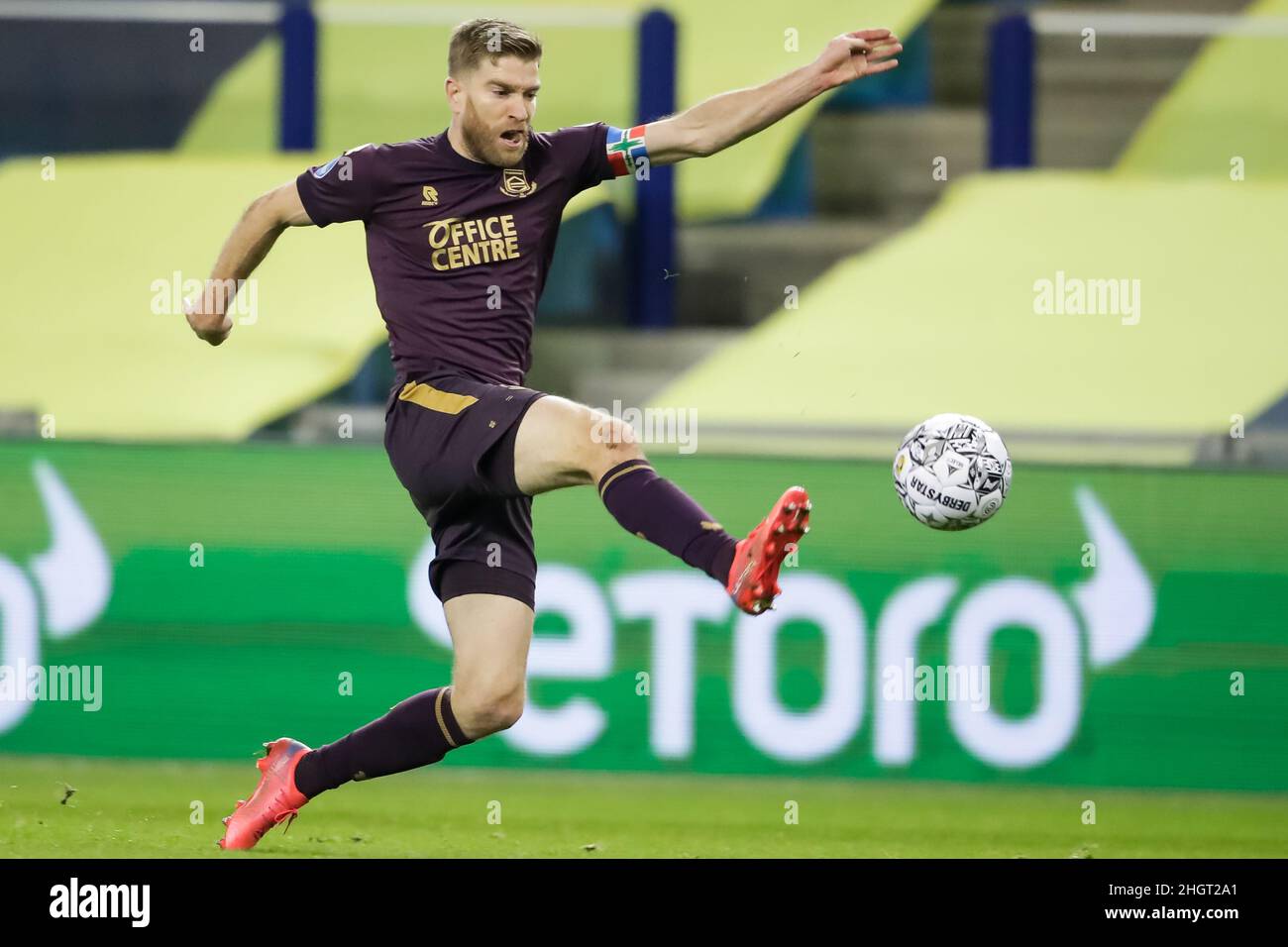 ARNHEM, PAESI BASSI - GENNAIO 22: Michael de Leeuw del FC Groningen controlla la palla durante la partita olandese di Eredivie tra Vitesse e il FC Groningen al Gelredome il 22 Gennaio 2022 ad Arnhem, Paesi Bassi (Foto di Broer van den Boom/Orange Pictures) Foto Stock