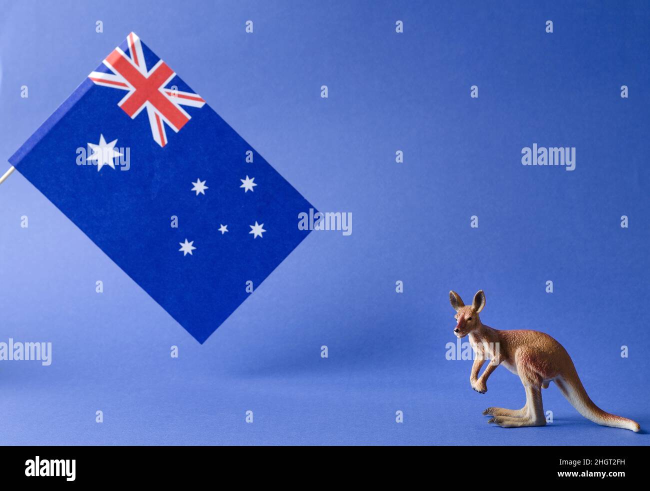 Il 26 gennaio è il giorno dell'Australia o il giorno dell'Anzac. Bandiera nazionale e figurine canguro su sfondo blu con spazio di riproduzione Foto Stock