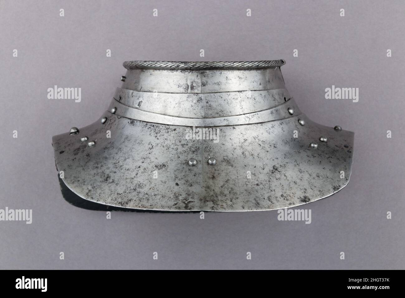 Gorget ca. 1525–75 i burgonetti e i gorgets tedeschi erano tra le forme di armatura più pratiche e largamente usate per proteggere le aree vitali della testa e del collo. Esempi come questo gorget sono stati indossati da comuni soldati, mercenari e milizie in tutta Europa. Gorget. Tedesco. CA. 1525–75. Acciaio, pelle. Armour Parts-ColBulletin Foto Stock Gorget ca. 1525–75 i burgonetti e i gorgets tedeschi erano tra le forme di armatura più pratiche e largamente usate per proteggere le aree vitali della testa e del collo. Esempi come questo gorget sono stati indossati da comuni soldati, mercenari e milizie in tutta Europa. Gorget. Tedesco. CA. 1525–75. Acciaio, pelle. Armour Parts-ColBulletin Foto Stock