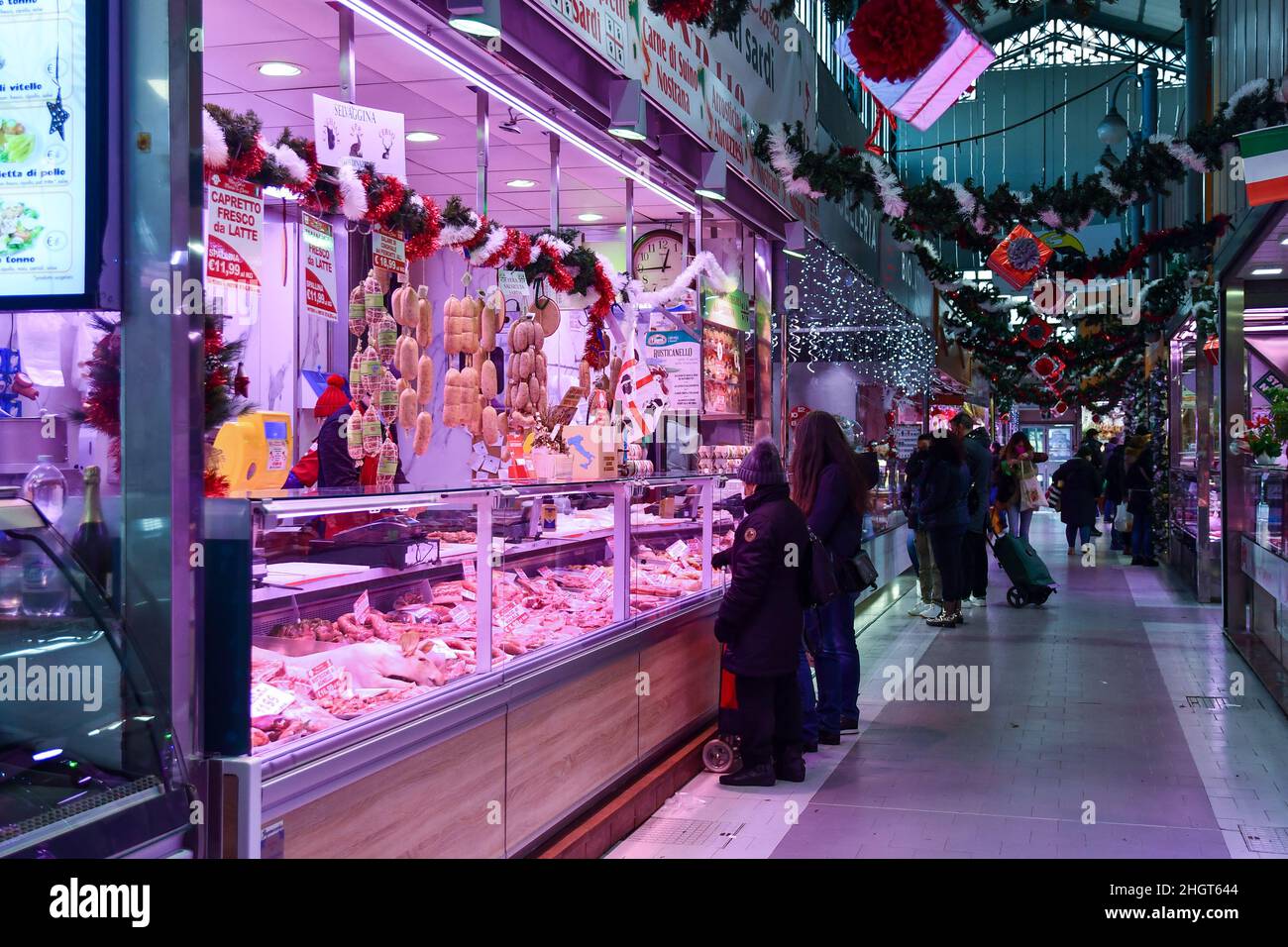 Persone che acquistano nel mercato coperto 'Antica Tettoia dell'Orologio' di porta Palazzo in Piazza della Repubblica, Torino, Piemonte, Italia Foto Stock