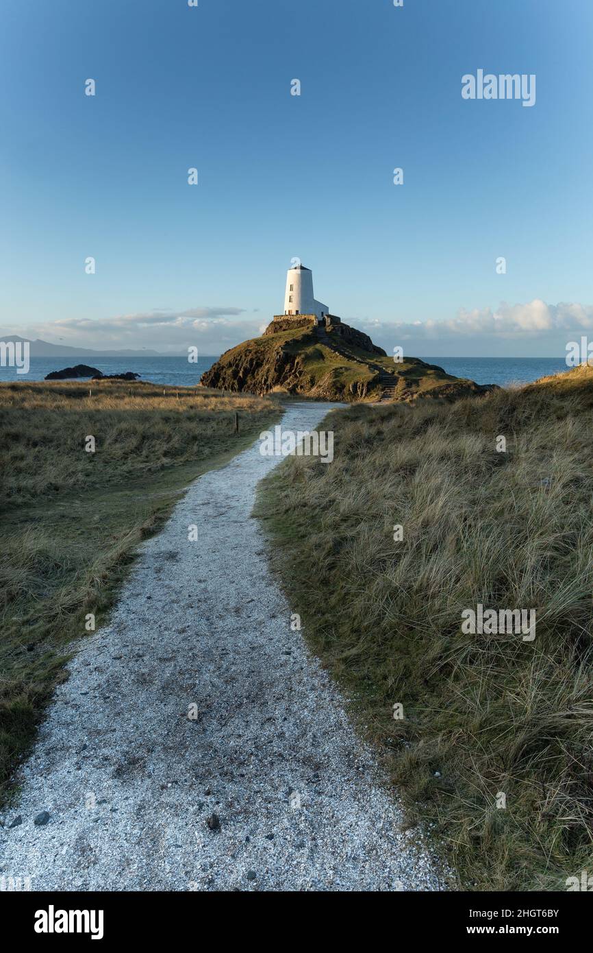 faro sull'isola di Llanddwyn Anglesey Galles del Nord Foto Stock