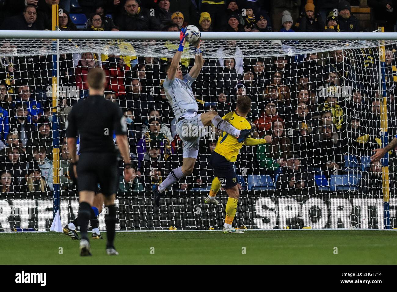 Bailey Peacock-Farrell #1 di Sheffield Mercoledì fa un salvataggio in ritardo nella seconda metà Foto Stock