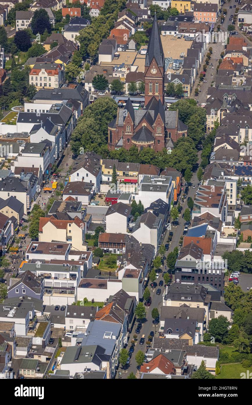 Vista aerea, Cattedrale di Neheim St. Johannes-Baptist, strada principale zona pedonale, Apothekerstraße, Neheim, Arnsberg, Sauerland, Renania settentrionale-Vestfalia, Foto Stock