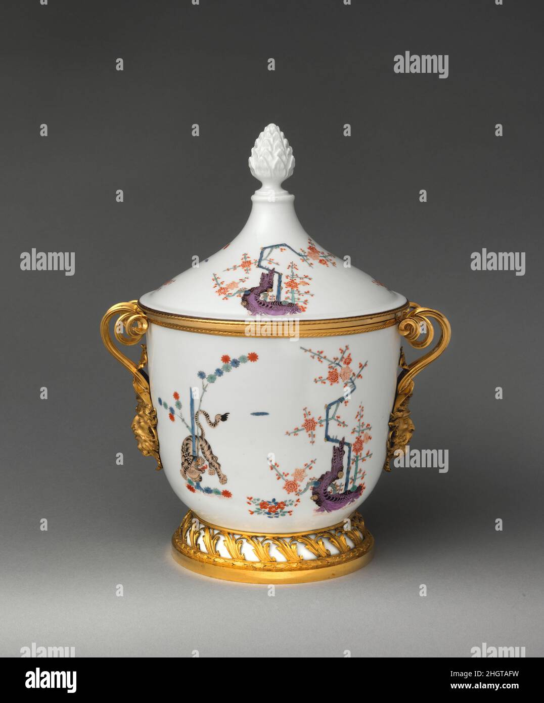 Secchio gelato (uno di un paio) porcellana ca. 1730, supporti ca. 1780–90 Meissen Manufactory tedesca originariamente fabbricata per contenere gelato, questi vasi alti coperti sono stati prodotti presso la fabbrica di Meissen in circa 1730. I marchi incisi indicano che erano originariamente parte delle collezioni reali sassoni ospitate nel Palazzo Giapponese di Dresda, dove sono stati esposti gli enormi possedimenti di porcellane sia asiatiche che Meissen di proprietà di Augusto il forte. I documenti archivistici suggeriscono che questi vasi sono stati rimossi dal Palazzo Giapponese e combinati con porcellana Meissen decorata in modo simile a per Foto Stock