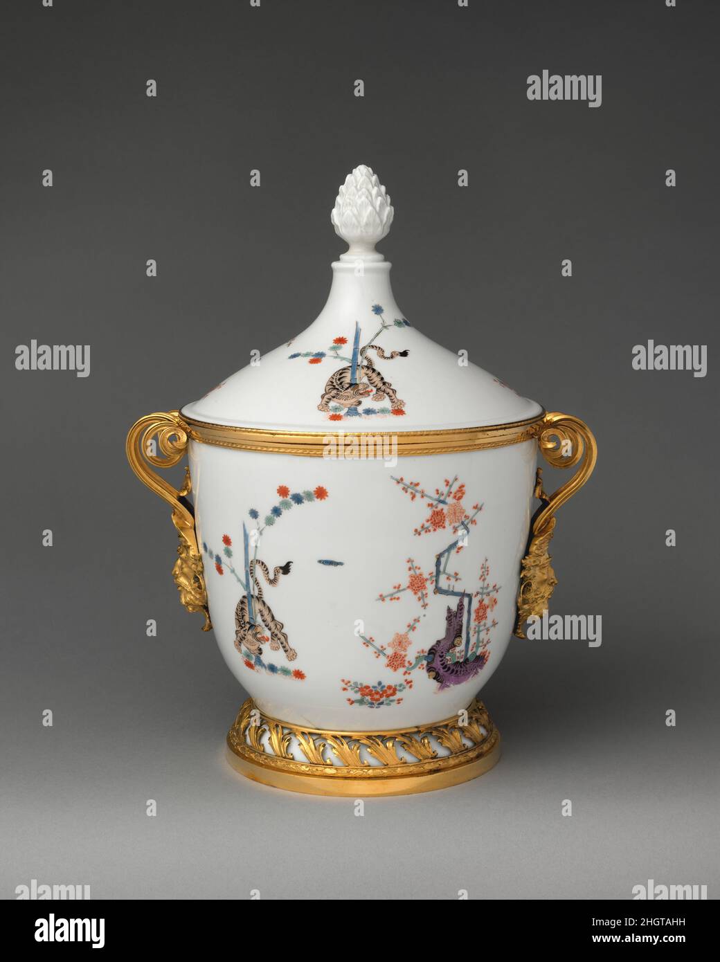 Secchio gelato (uno di un paio) porcellana ca. 1730, supporti ca. 1780–90 Meissen Manufactory tedesca originariamente fabbricata per contenere gelato, questi vasi alti coperti sono stati prodotti presso la fabbrica di Meissen in circa 1730. I marchi incisi indicano che erano originariamente parte delle collezioni reali sassoni ospitate nel Palazzo Giapponese di Dresda, dove sono stati esposti gli enormi possedimenti di porcellane sia asiatiche che Meissen di proprietà di Augusto il forte. I documenti archivistici suggeriscono che questi vasi sono stati rimossi dal Palazzo Giapponese e combinati con porcellana Meissen decorata in modo simile a per Foto Stock