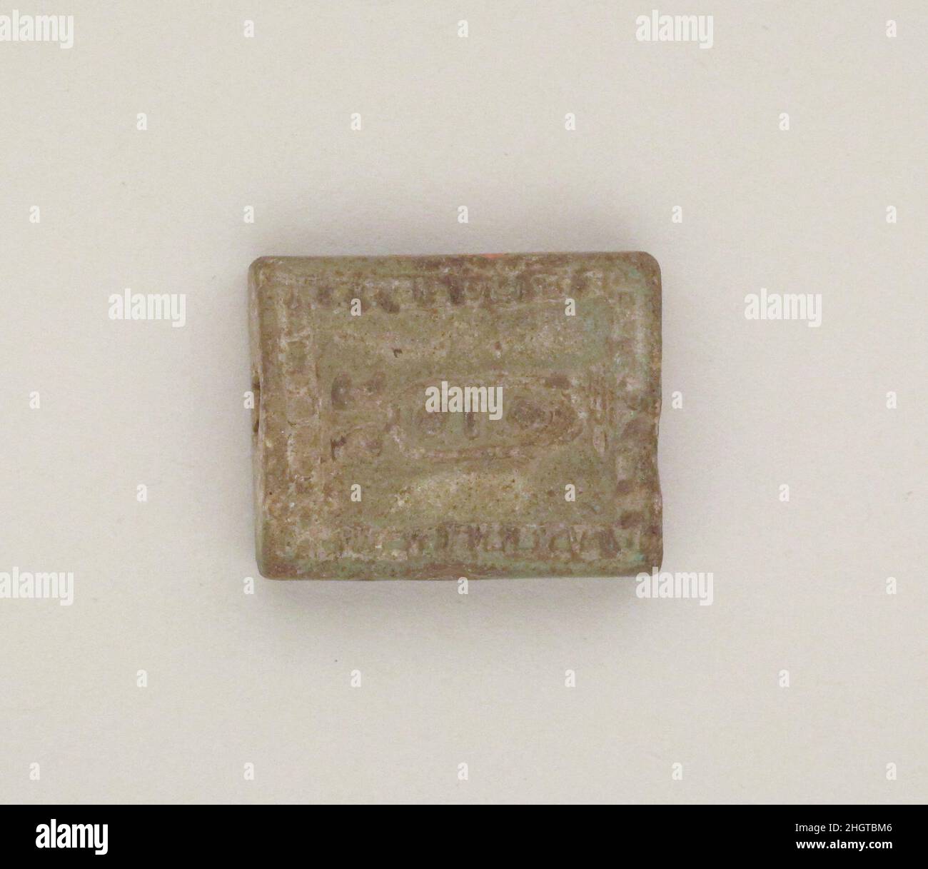 Placca di amuleto inscritta 'Men-Kheper-ra' egiziana. Placca di amuleto inscritta 'Men-Kheper-ra'. Egiziano. Argilla, smaltata. Oro e argento Foto Stock