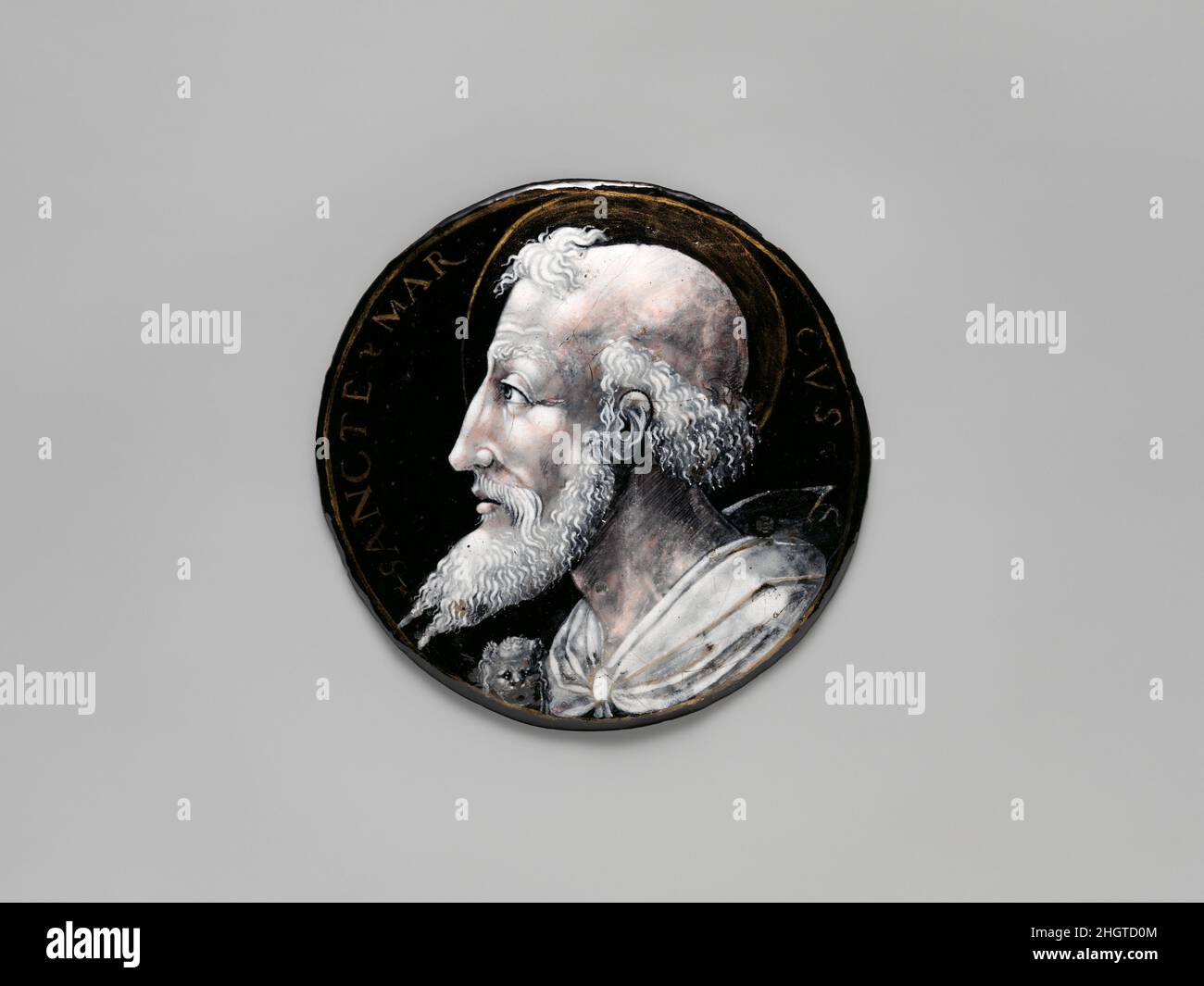 San Marco ca. 1550 attribuito a Jean III Pénicaud Francese questo insieme di quattro rotonde (2013.967.1–.4) raffigura gli Evangelisti, Matteo, Marco, Luca e Giovanni, ciascuno identificato da iscrizioni e accompagnato dai rispettivi simboli: L'angelo, il leone, il bue e l'aquila. Sono rilevabili due artisti diversi: Mark e Luke si distinguono per il lavoro di un professionista di eccezionale talento, con alcuni tocchi mozzafiato nell'applicazione dei toni della carne, resi in un sottile lavaggio rosso sui bianchi traslucidi, i ricci dei capelli dei santi e dettagli come la doccia Foto Stock