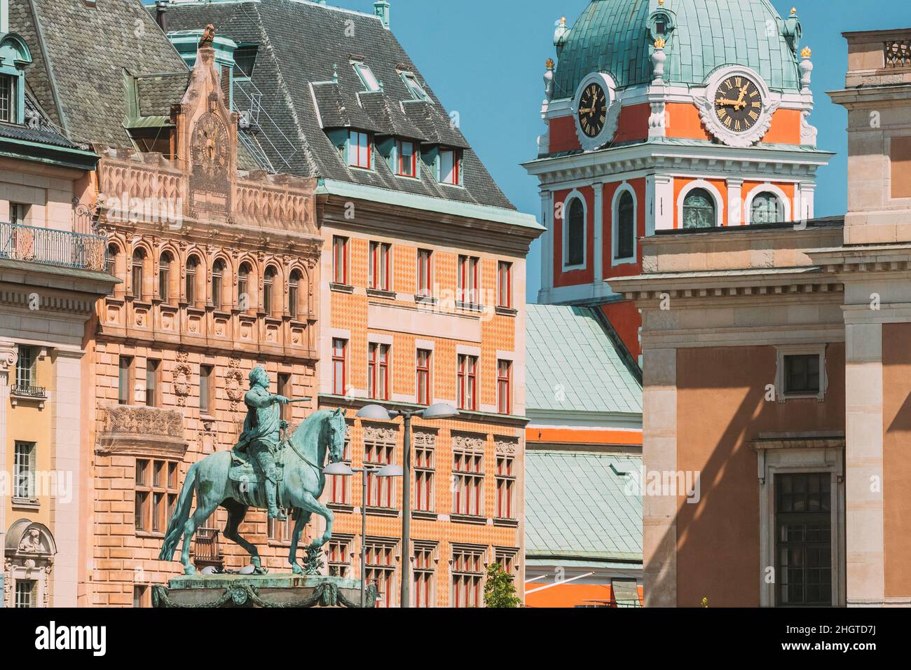 Stoccolma, Svezia. Statua dell'ex re svedese Karl XIV Johan seduta su Un Palazzo reale del Cavallo. Famosa destinazione popolare Scenic Place. Primo piano Foto Stock