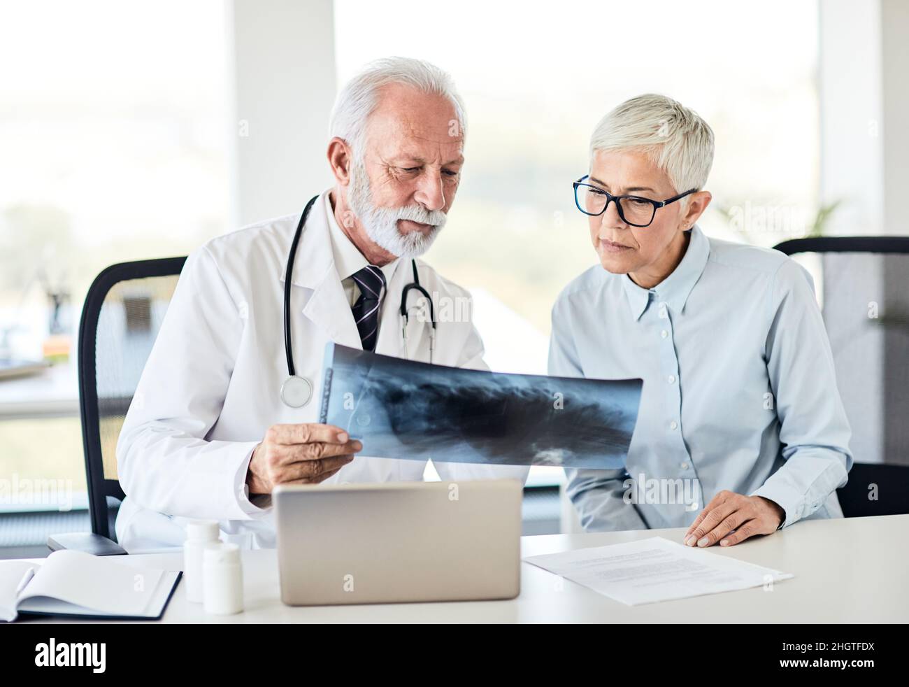 medico paziente esame medico medicina assistenza sanitaria clinica ospedale senior Foto Stock