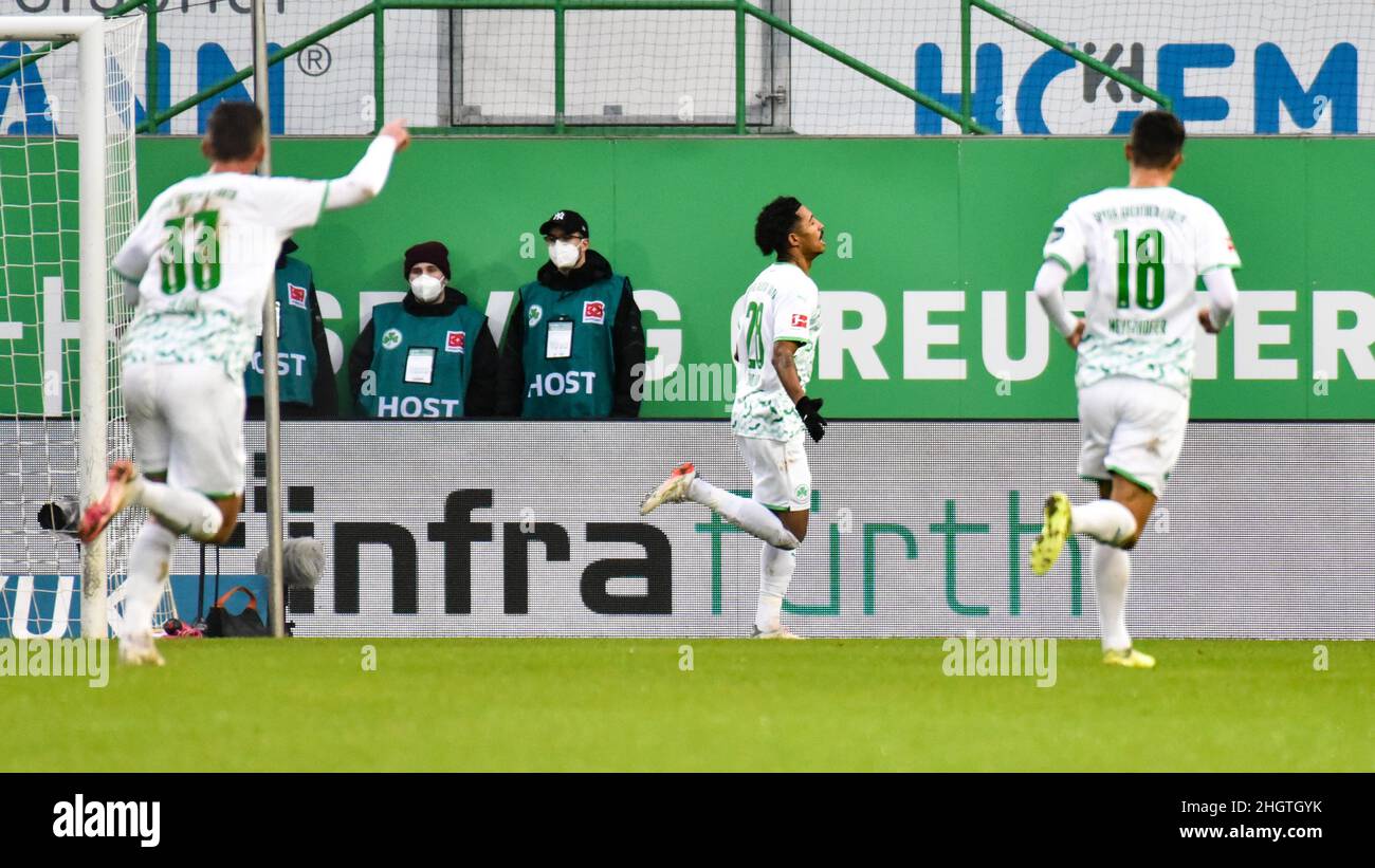 Germania ,Fuerth, Sportpark Ronhof Thomas Sommer - 22 Jan 2022 - Fussball, 1.Bundesliga - SpVgg Greuther Fuerth vs FSV Mainz 05 immagine: Jeremy Dudziak (SpVgg Greuther Fürth,28) festeggiamenti dopo aver sparato il gol 1:0 ha superato GK Robin Zentner (Magonza, 27) nei 12th minuti. Le normative DFL vietano l'uso di fotografie come sequenze di immagini e/o quasi-video Foto Stock